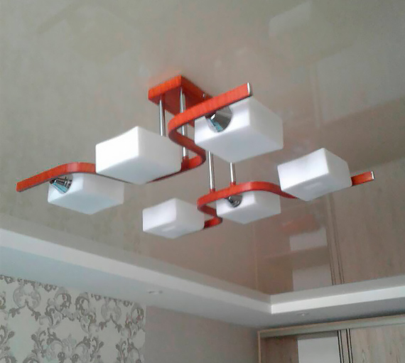 Фото потолочной современной люстры в одесской квартире